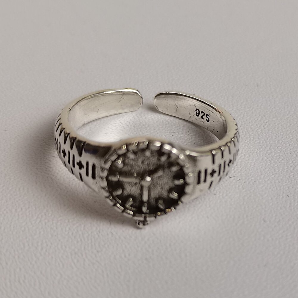 Second-hand women's classic vintage silver ring